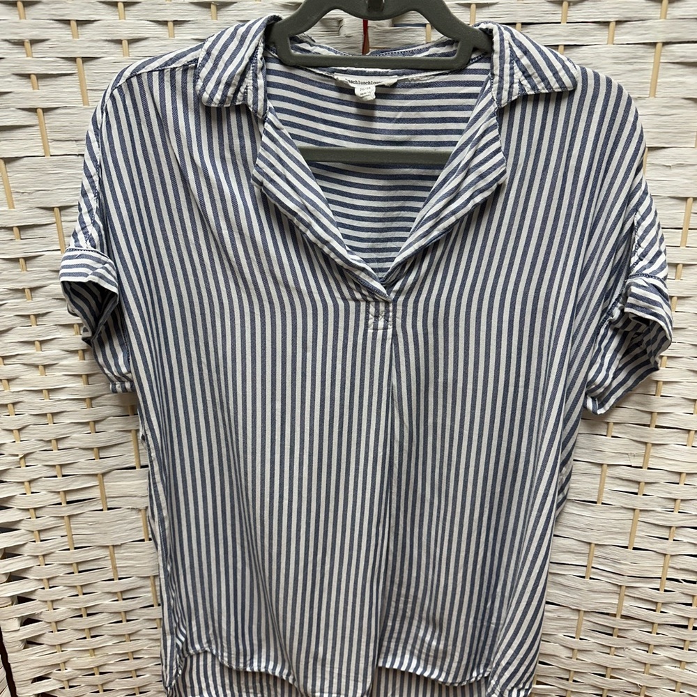 beachlunchlounge White and Blue Cuffed Sleeve Button Down Shirt size M
